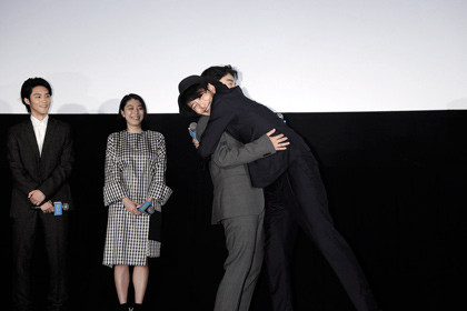 岡田ｘ染谷ハグ2