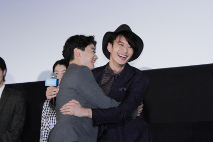 岡田ｘ染谷ハグ