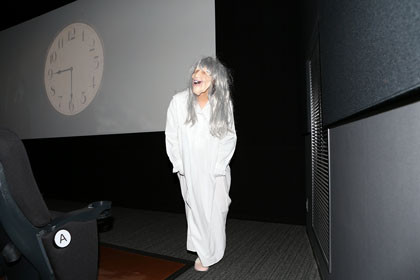 夜9時半過ぎ、おばあちゃんが飛び出し乱入！