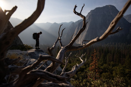 フリーソロAlex Honnold at the base of El Capitan in Yosemite National Park. (National Geographic/Jimmy Chin)