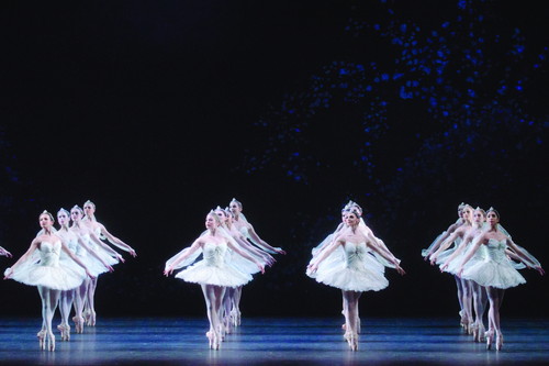 ③ラ・バヤデール_LA BAYADERE. Artists of The Royal Ballet in the ’Kingdom of the Shades’ scene. (c) ROH Tristram Kenton (2013)