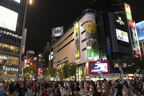 バットシグナルが渋谷の夜空に！『バットマン80周年記念 バットシグナル点灯セレモニー』