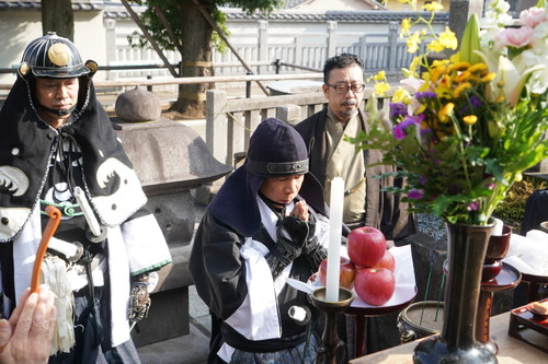『決算！忠臣蔵』堤真一×岡村隆史、る泉岳寺で大ヒット祈願