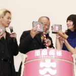 綾野剛にいじられ、おいしがる笑福亭鶴瓶「閉鎖病棟ーそれぞれの朝ー」初日舞台挨拶