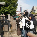 『決算！忠臣蔵』堤真一×岡村隆史、る泉岳寺で大ヒット祈願