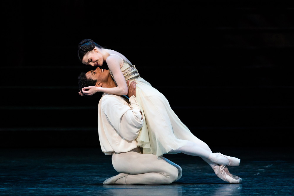 ロミオとジュリエットMarcelino-Sambe-as-Romeo-and-Anna-Rose-OSullivan-as-Juliet-in-Romeo-and-Juliet-The-Royal-Ballet-©-2019-ROH.-Photograph-by-Helen-Maybanks