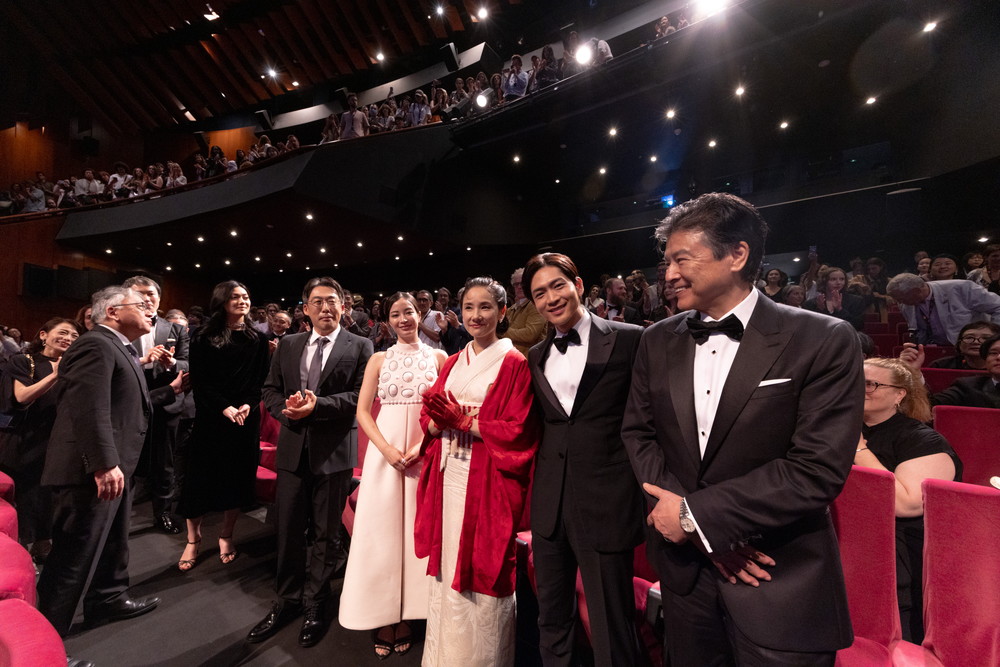 遠い山並みの光