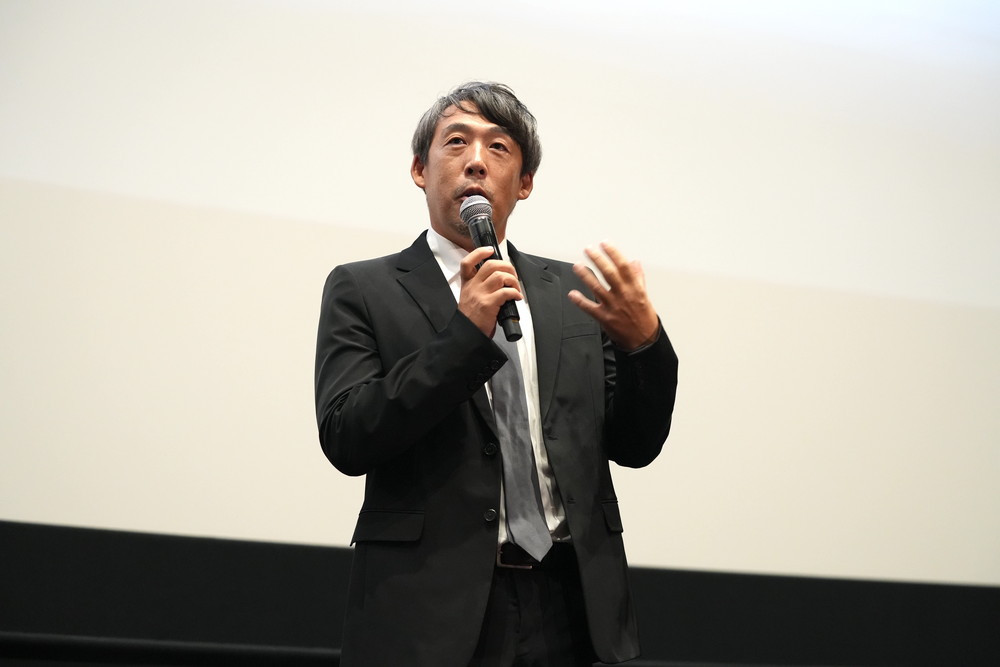 遠い山なみの光