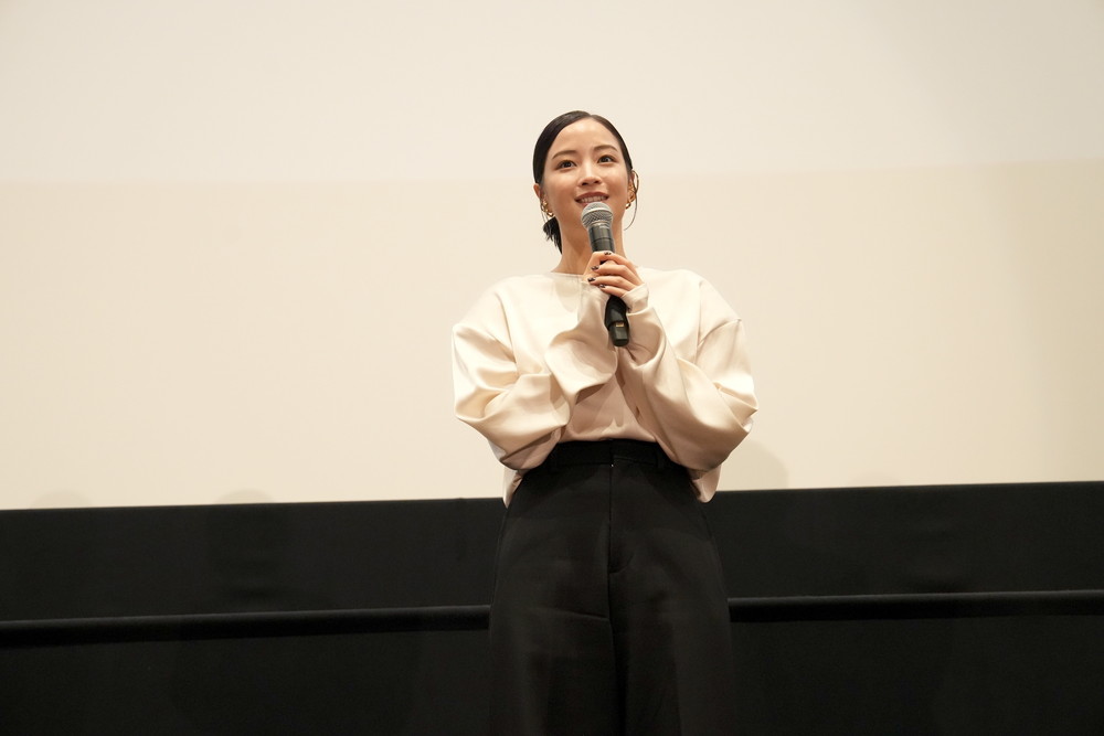 遠い山なみの光