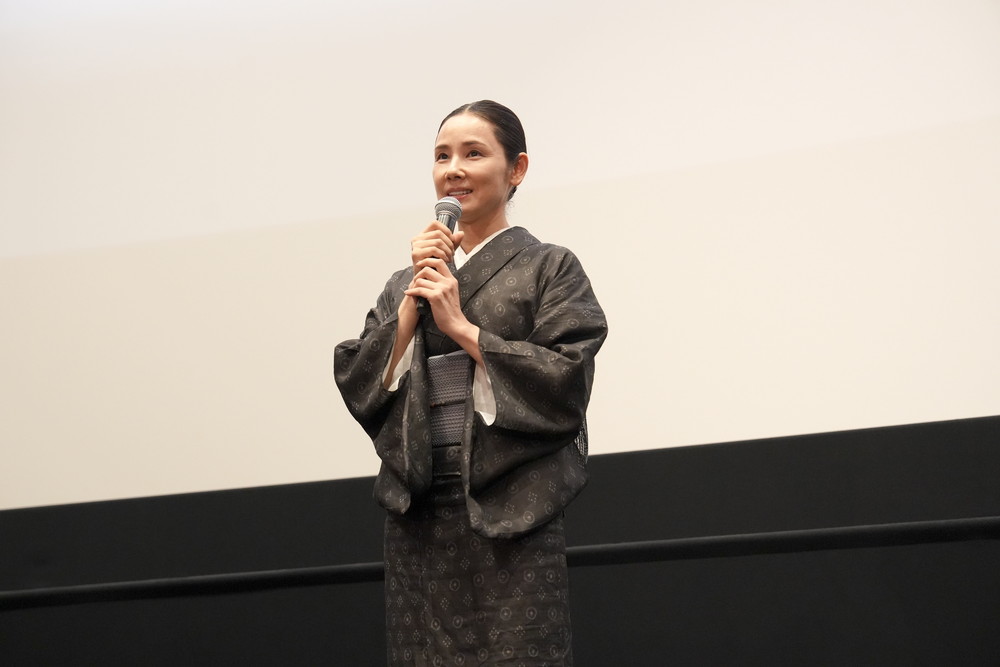 遠い山なみの光